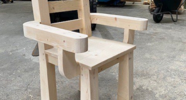 Heavy duty chair with arms
